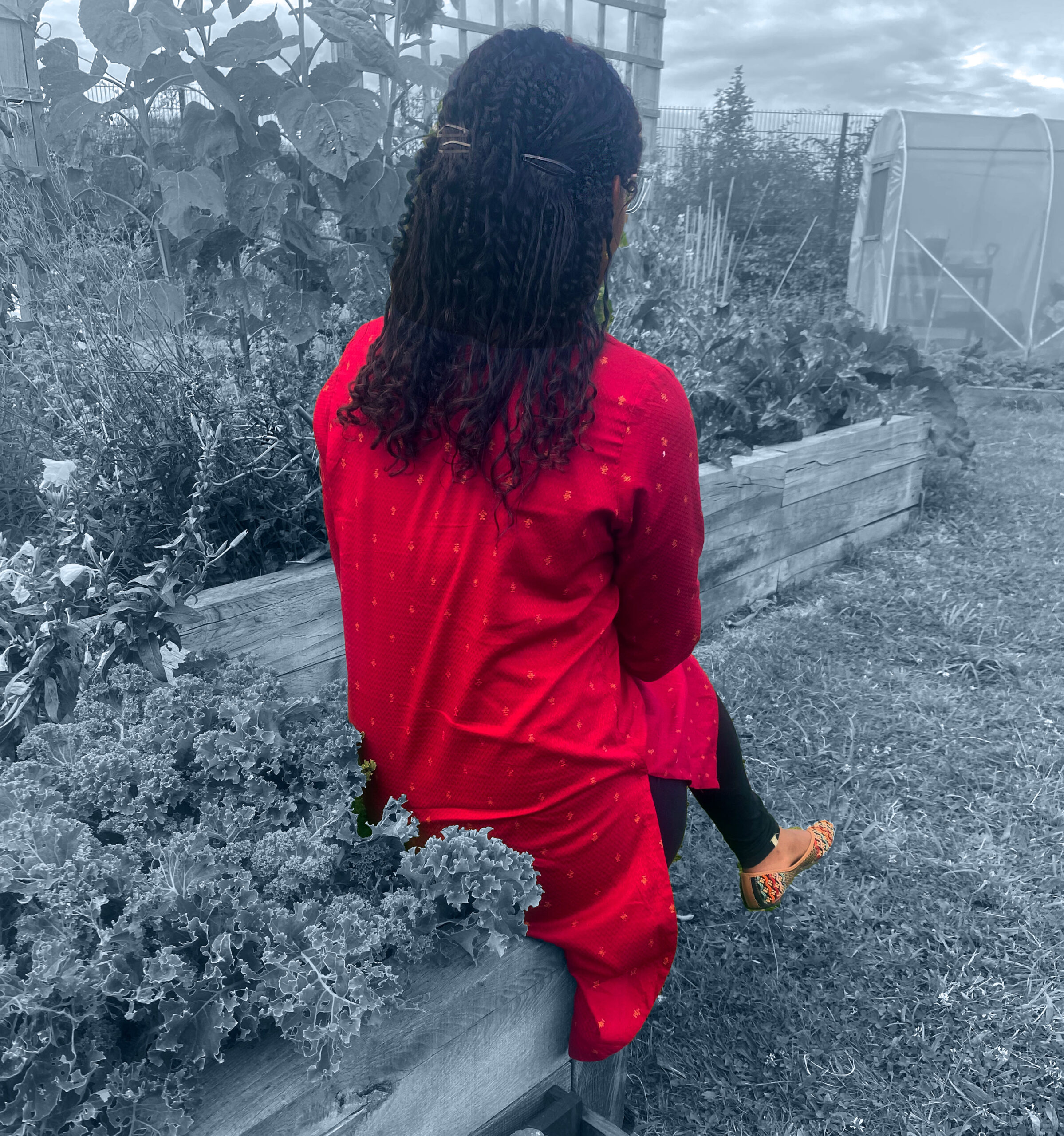 arte-fogo Nadine sitting back view